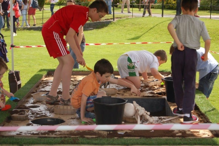 Summer-Archaeology-Dig-2016-at-Hillsborough-Castle-family-digging