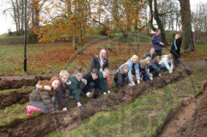 Mayor Tinsley planting bulbs in Castle Gardens, 2008 ILC&LM Collection